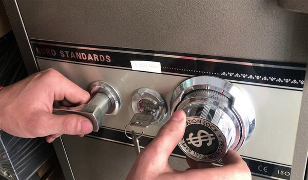 cách mở két sắt không cần mật mã
