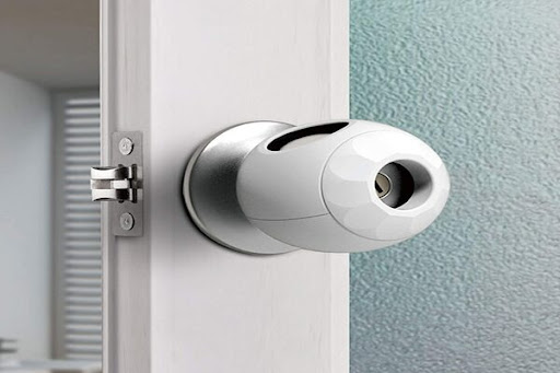 cách thay ổ khóa cửa nhôm đơn giản 