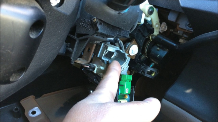 Chìa khóa bị mòn làm ổ khóa ô tô bị kẹt, khi đó bạn cần đánh chìa mới và thay bi khóa để tiếp tục sử dụng