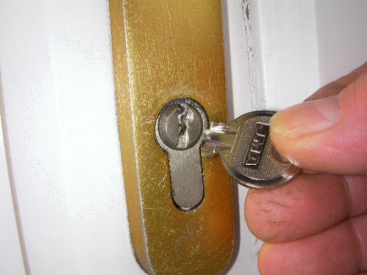 cách rút chìa khóa bị kẹt trong ổ
