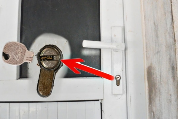 Có thể dùng nhíp để kéo phần chìa khóa bị kẹt ra