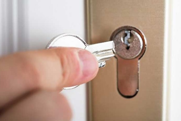 Bạn có thể dùng nhíp, kìm để gắp chìa khóa gãy hoặc liên hệ đơn vị sửa khóa
