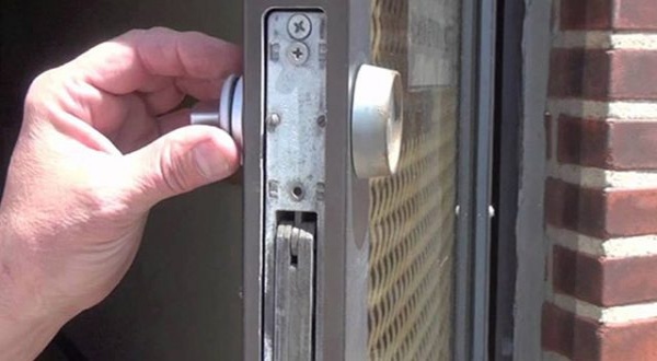 Cách thay ổ khóa cửa sắt kéo