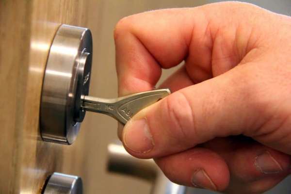 Nếu ổ khóa bị cong hoặc lệch có thể không cắm được hết chìa vào ổ