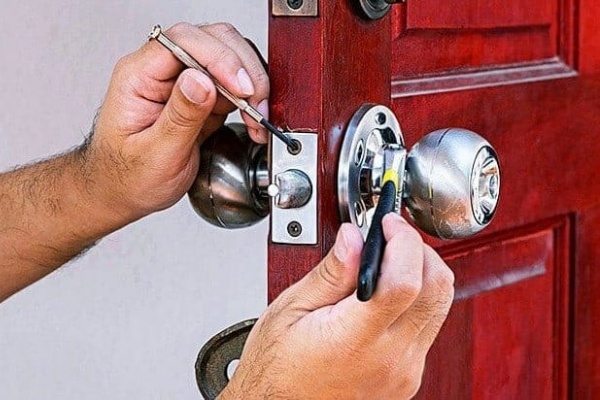 thay ổ khóa cửa tay nắm tròn